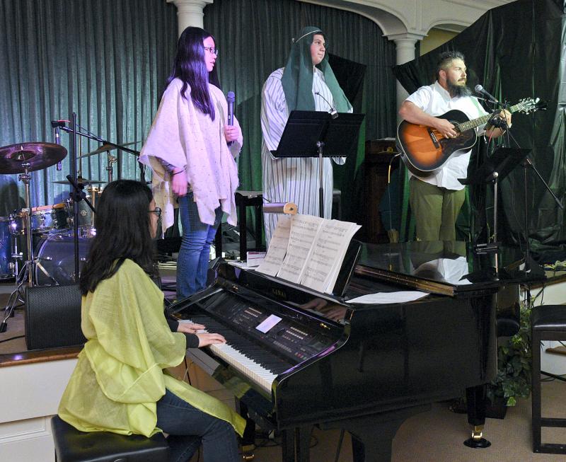 Singing the worship song “Hosanna” are (l-r) Jasmine Zhang, Christian Dekker, and Shawn Rhineholt accompanied by Alice Xu on piano.